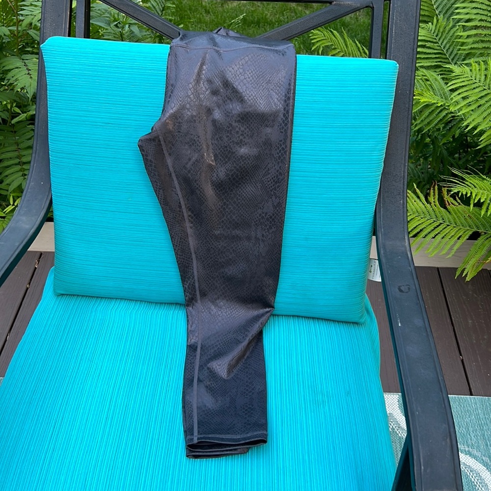 Z by Zella, shiny gray lizard, leggings M